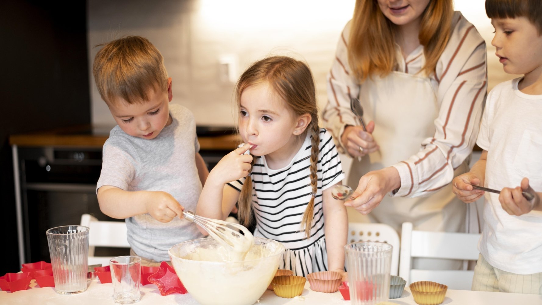 Koch-und Backzeit backende Kinder