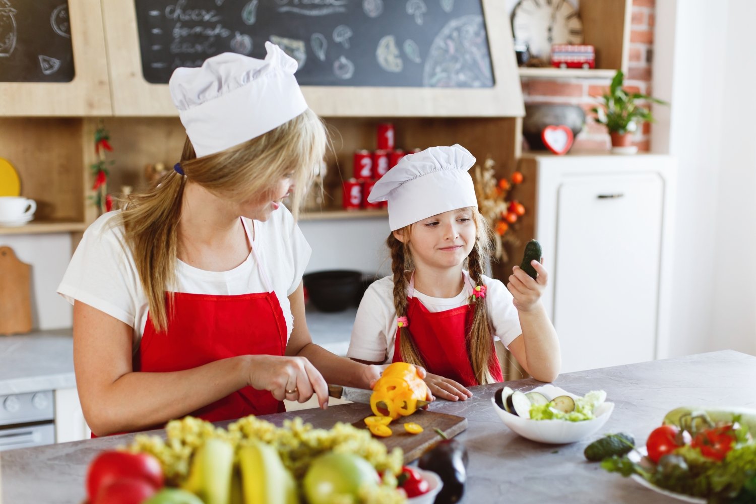 Koch- und Backzeit kochende Kinder