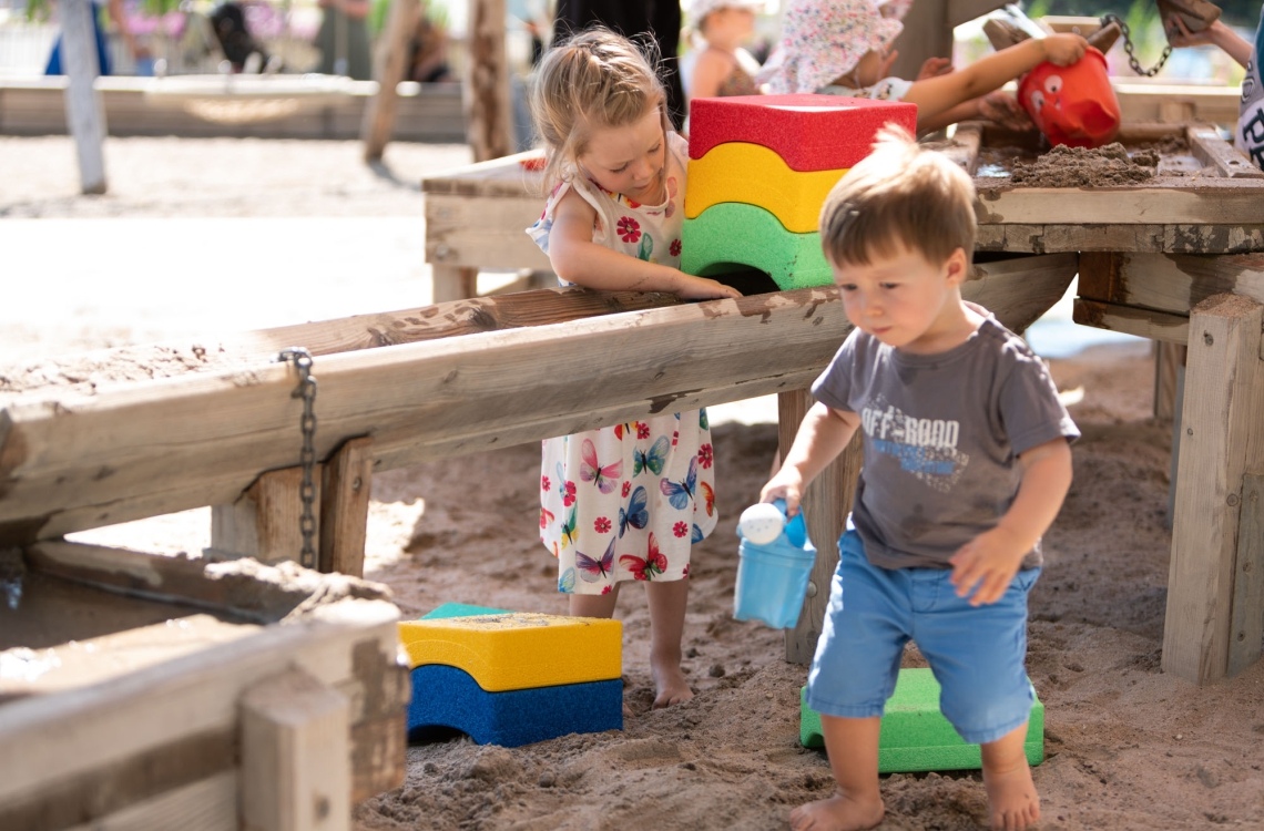 Kinder beim Spielen im Sand Kinder beim Spielen im Sand