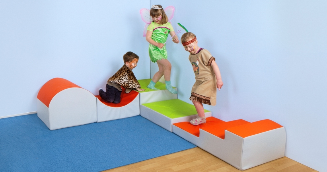 Schaumstoffpodeste mit Kindern Schaumstoffpodeste mit Kindern