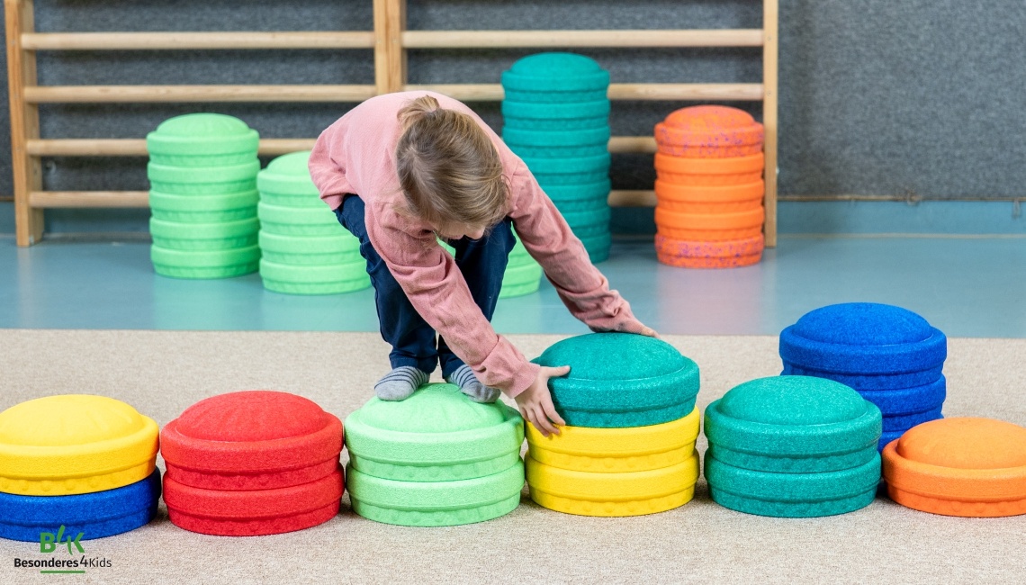 Kind beim Bauen mit MyFunStones