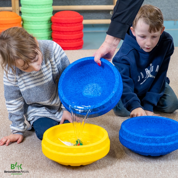 Kinder beim Spielen mit Wasser