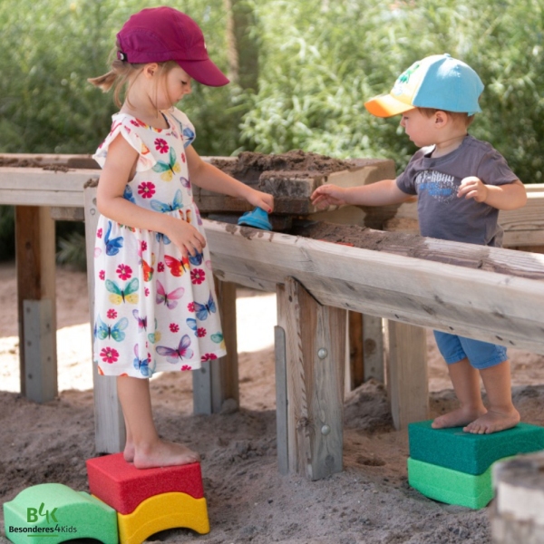 Kinder beim Spielen in Sand und Wasser Kinder beim Spielen in Sand und Wasser