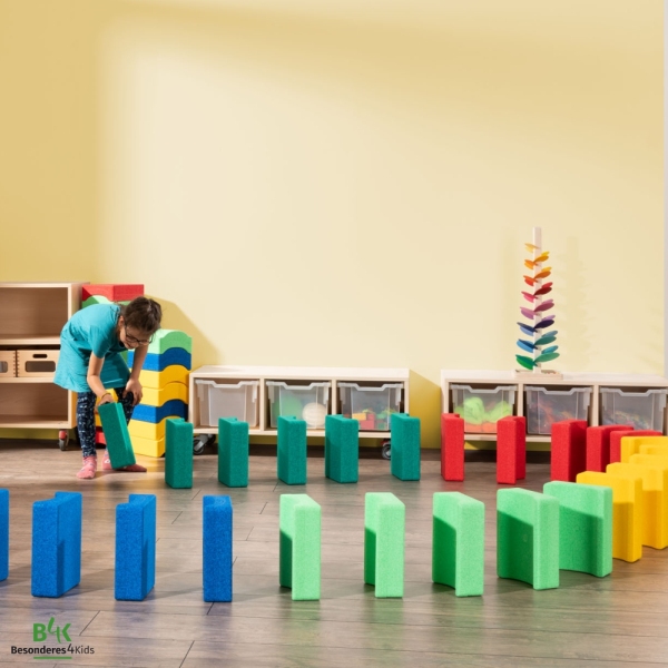 Kinder beim Dominospielen Kinder beim Dominospielen