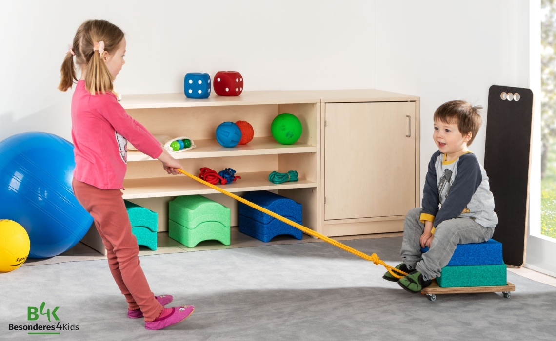 Kinder beim spielen mit Mein Rolling Board Kinder beim spielen mit Mein Rolling Board