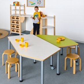 Fahrbarer Fünfecktisch mit Stahlgestell, Tischplatte Linoleum oder Melaminharzbeschichtung