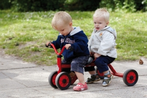 MINI VIKING Rutsch-Dreirad für zwei Kinder