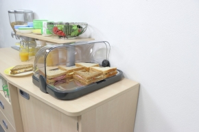 Frühstückstheke mit 6 Rollen oder 6 Füßen, 152 x 62/82 x 50 cm
