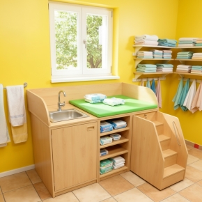 160 cm breite Wickelkommode mit ausziehbarer Treppe und Waschbecken, 4 offene Fächer